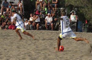 Fin de semana de fútbol playa en la arena de El Cóndor