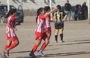 Con autoridad, el rojo llegó a la final del femenino y enfrentará a Sacachispas