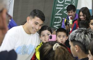 “Me pone contento las muestras de afecto de los chicos porque yo también estuve en su lugar”