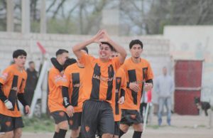 Rosales con el corazón naranja