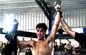 Ronaldo De Mora ganó por KO en el LATAM MMA ante un duro rival