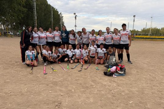 El Club Las Grutas inició nuevamente su participación en la Liga del Valle Medio de hockey seven