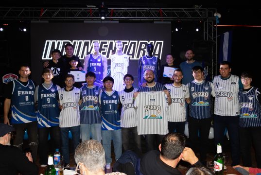 Ferro presentó su nueva indumentaria para la Primera División